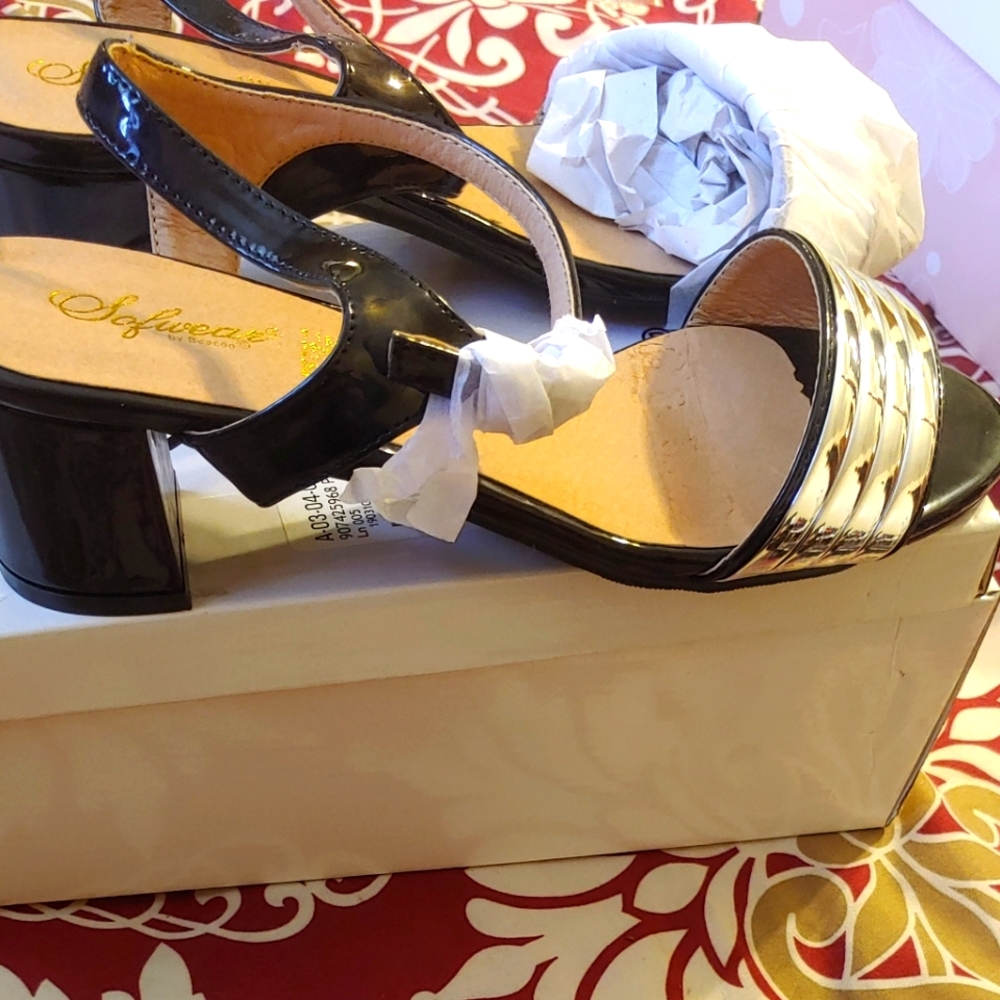 Women's sandal size 11 M Black and Silver